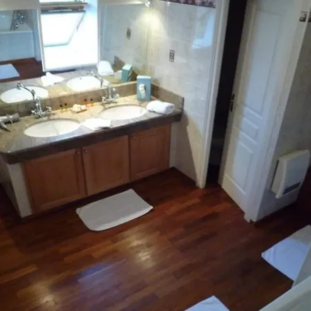 Chateau De Bed & Breakfast 3*